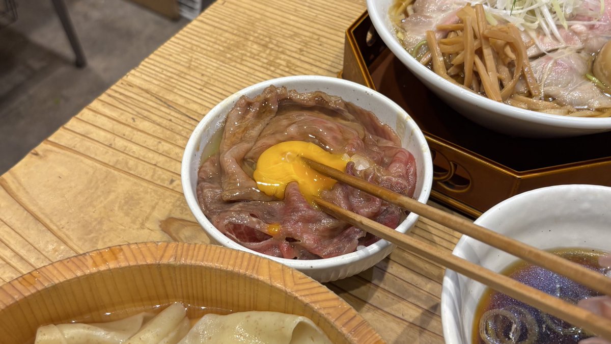 mogumogudaily's tweet photo. 東京駅で麺食べるならここでしょ🍜
黒毛和牛ご飯のセットは注文必須ね https://t.co/djl47fvwBS