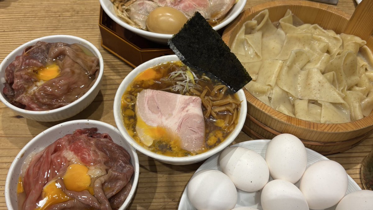mogumogudaily's tweet photo. 東京駅で麺食べるならここでしょ🍜
黒毛和牛ご飯のセットは注文必須ね https://t.co/djl47fvwBS