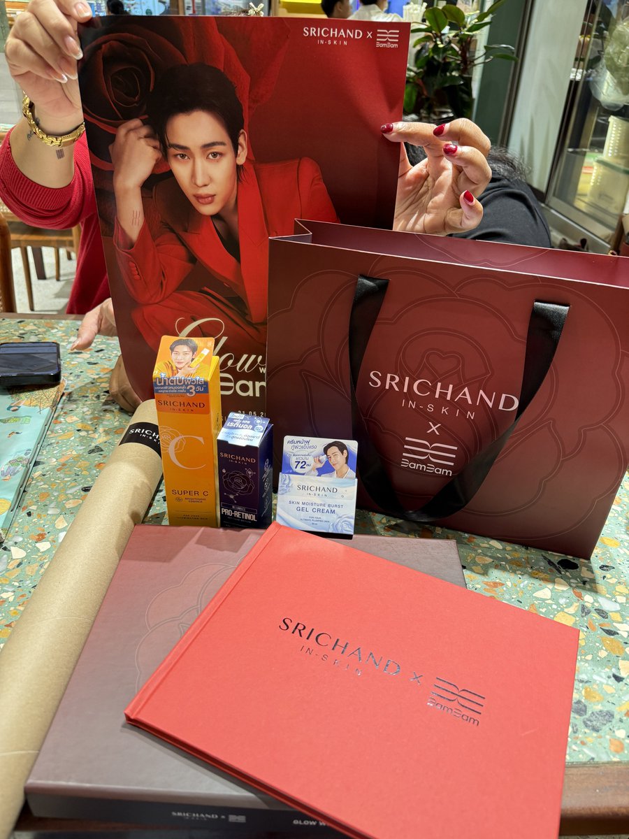 japan_ploy's tweet photo. ของที่ศรีจันทร์แจกแฟนคลับ คือทุกอย่างคัดสรรอย่างดี เพิ่งเคยเจอแจกโปสพร้อมกระบอกโปสครั้งแรกเลย คือขอบคุณแบรนด์ที่ให้ความใส่ใจและให้ความสำคัญกับแฟนคลับมากๆค่ะ กิจกรรมวันนี้สนุกมาก จะอุดหนุนศรีจันทร์ไปเรื่อยๆเลย🙏👍

#SRICHANxBamBamFanEvent #BamBam https://t.co/xbd2g14Mtf