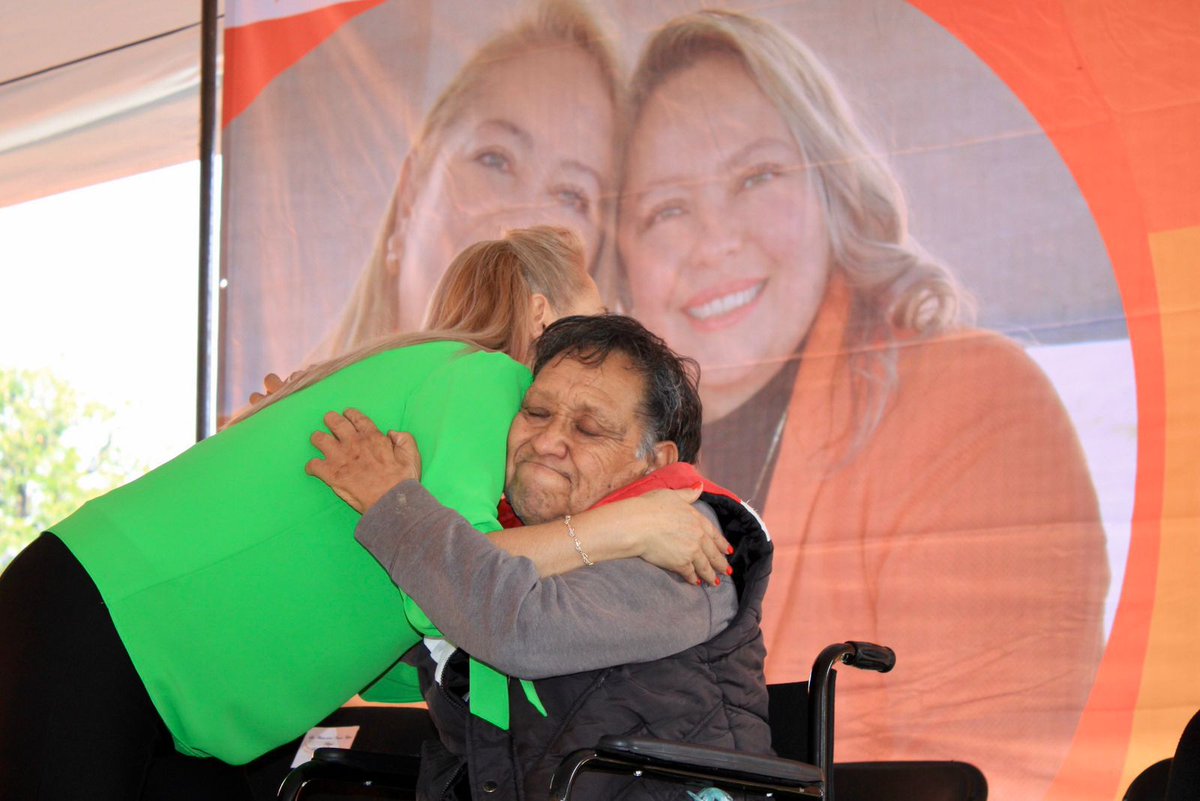 #Tepotzotlan 
La Presidenta Municipal Ma. De los Angeles Zuppa Villegas “Gely”, acompañada de la Presidenta Honorífica del #DifTepotzotlán, María Dolores Zuppa Villegas, entregó 600 apoyos a personas con discapacidad permanente.
📷semanariomiespacio.com/.../tepotzotla…