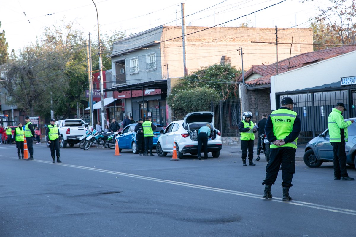 🚔 Junto al intendente de Ciudad de Mendoza participamos de un operativo integral de seguridad en las zonas limítrofes entre ambos departamentos.

🤝🏻 Prevenir el delito y cuidar a nuestros vecinos requiere coordinación y compromiso. Por eso llevamos adelante controles fijos y