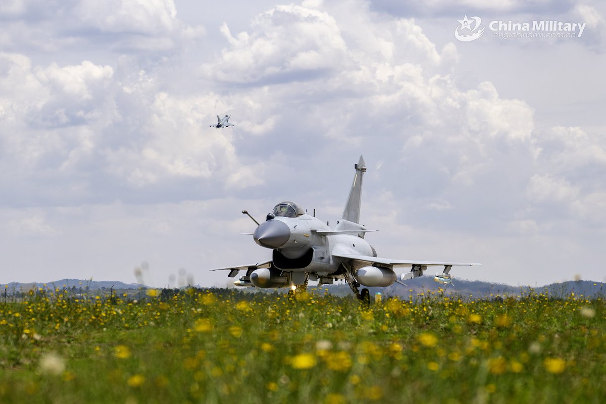 Rimland_Intel's tweet photo. #J10 fighter jets attached to Chinese #PLA #SouthernTheaterCommand participating in a day-and-night flight training exercise. #Chinamilitary #AirForce https://t.co/b9bzF8IzBy