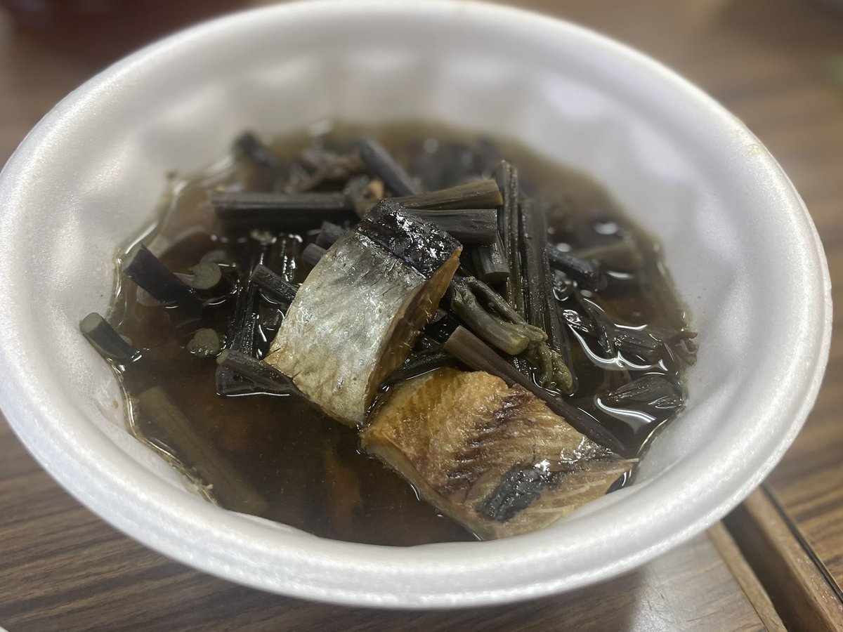 今日はあいにくの雨☔でしたが、
「美味しいコシアブラのおにぎりをご馳走するから」と、グランドゴルフ大会の懇親会にご案内いただきました。
絶品です😍
山菜大好きにはたまりません。