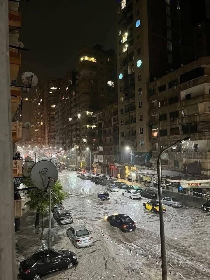 ylefoundation's tweet image. 🚨 Unbelievable!
Alexandria, Egypt hit by an unprecedented summer snow-hail thunderstorm with winds over 90 km/h — roofs ripped off, roads flooded, chaos everywhere.

This isn’t weather.
This is climate breakdown.
#AlexandriaStorm #ClimateCrisis #cop30 #AhmedFathyThoughts @UNFCCC