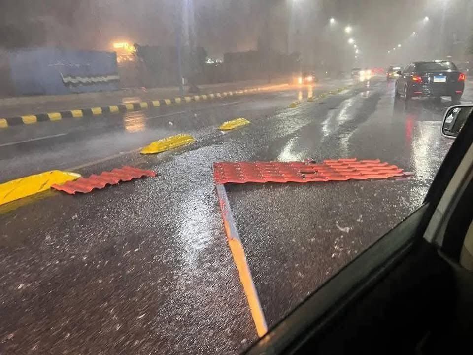 ylefoundation's tweet image. 🚨 Unbelievable!
Alexandria, Egypt hit by an unprecedented summer snow-hail thunderstorm with winds over 90 km/h — roofs ripped off, roads flooded, chaos everywhere.

This isn’t weather.
This is climate breakdown.
#AlexandriaStorm #ClimateCrisis #cop30 #AhmedFathyThoughts @UNFCCC