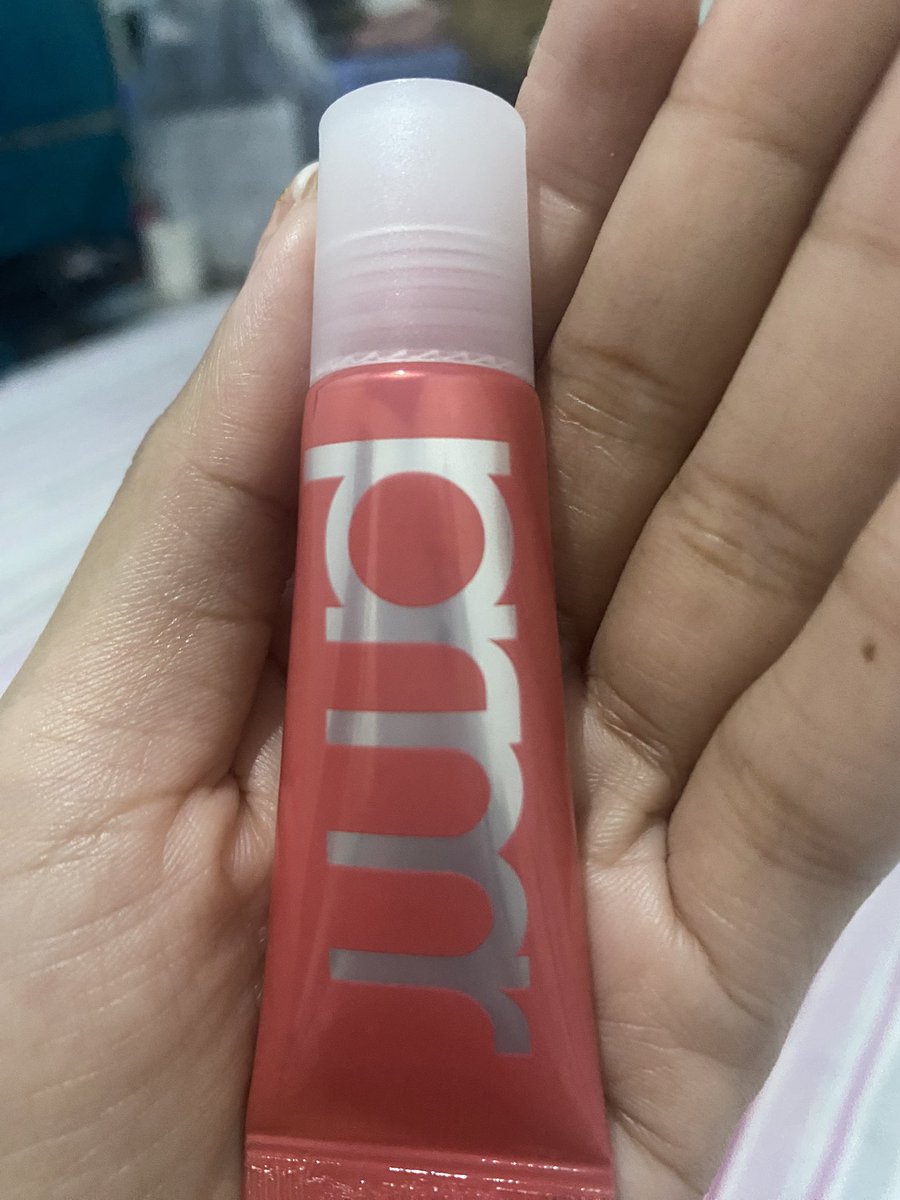 MLiz26's tweet photo. Love this pmr retinol volume lip serum @hyeriherihey 😍 https://t.co/DocqLsQXcV