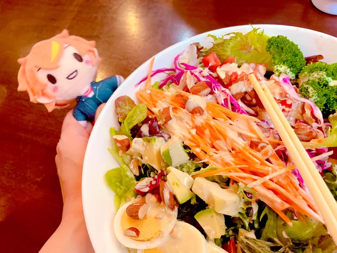 これはサラダ専門店行ってきた写真と、えむちゃんの箔押しエピカもらった写真と、にんじんを嫌がる彰人の写真と、ぬいの髪の毛をめくった写真