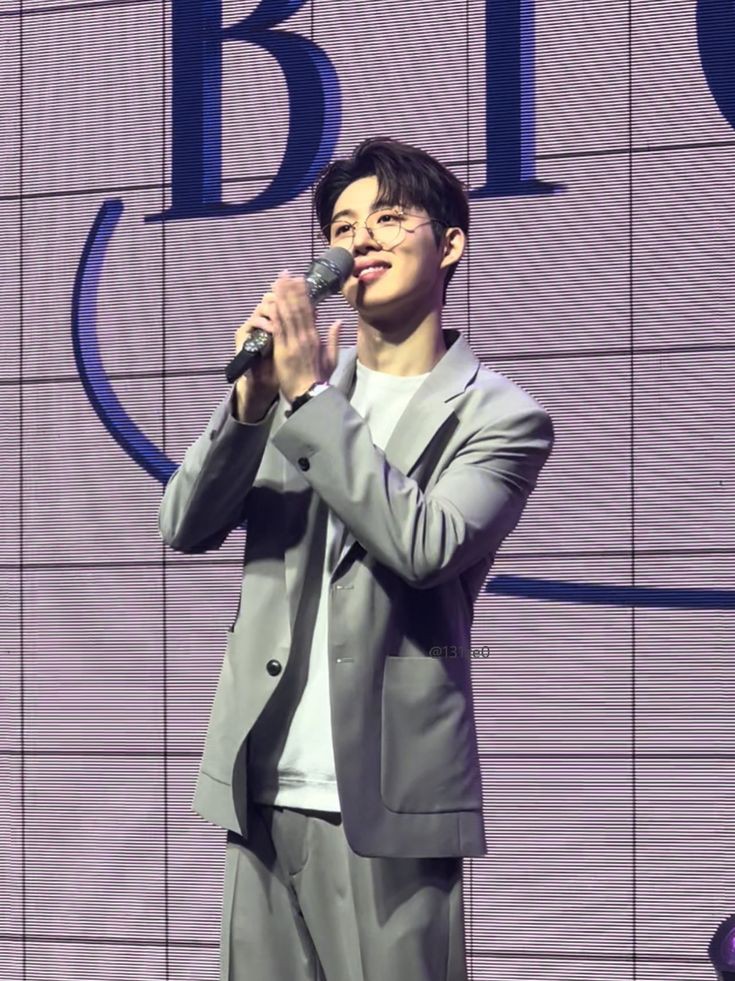 Nepenthe ya? Semoga ada kenangan baik yang bisa kalian inget terus selama di sini, kaya gue inget kalian nanti. Baik-baik ya Soulivagants, kalian pasti bakal ketemu rumah nyaman lainnya" Gabriel tersenyum ke arah Soulivagants, lalu menoleh ke sampingnya.