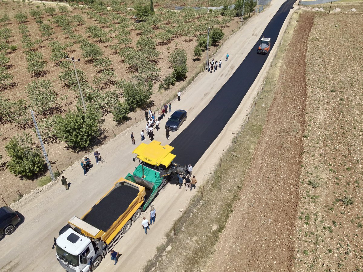 Siirt Valiliği (@siirtvaliligi) on Twitter photo Kırsalda Grup Köy Yolları Sıcak Asfaltla Buluşuyor! 🚧🛣️
Valimiz ve Belediye Başkan V. Sayın <a href="/Dr_KemalKzlkaya/">Dr. Kemal KIZILKAYA</a>, #Siirt Merkez ilçemize bağlı Konacık, Bostancık, Kışlacık, Zorkaya köyleri ile Sütlüce, Çiçekli ve Demirkapı mezralarının da aralarında bulunduğu, toplam 29 köyün Kırsalda Grup Köy Yolları Sıcak Asfaltla Buluşuyor! 🚧🛣️
Valimiz ve Belediye Başkan V. Sayın <a href="/Dr_KemalKzlkaya/">Dr. Kemal KIZILKAYA</a>, #Siirt Merkez ilçemize bağlı Konacık, Bostancık, Kışlacık, Zorkaya köyleri ile Sütlüce, Çiçekli ve Demirkapı mezralarının da aralarında bulunduğu, toplam 29 köyün