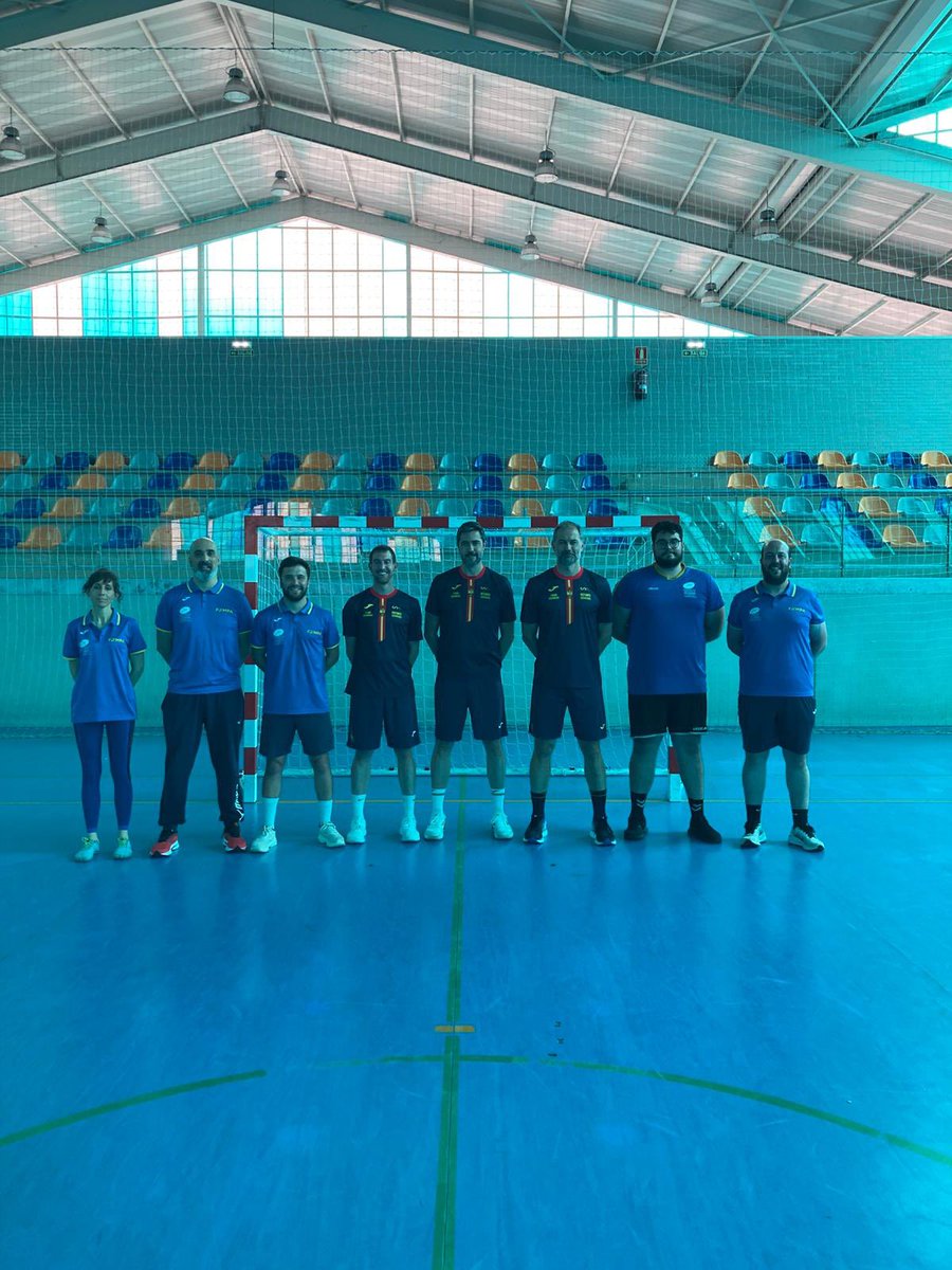 Nuestro preparador físico <a href="/Font_13/">Héctor Martínez</a> 🏋🏽ha formado parte del staff de la <a href="/RFEBalonmano/">RFEBalonmano</a> 🇪🇸 que ha dirigido la jornada de tecnificación de jóvenes talentos de la <a href="/FBMPA_oficial/">Federación de Balonmano del Principado de Asturias</a>.

➡️ Ha completado el cuerpo técnico de <a href="/Raul_Entrerrios/">Raúl Entrerríos</a> (Entr. Principal) y <a href="/jorgemm77/">Jorge Martínez</a> (Entr. Porteros).