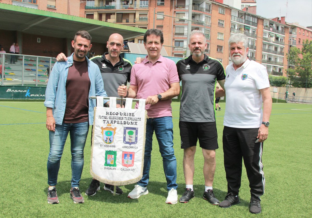 fvf_bff's tweet photo. 🏆La Selección de @EtxebarriBizi sorprende por 0-1 a la anfitriona de @BasaurikoUdala en la final del XV Hego Uribe de fútbol senior. Tercera acaba @Arrigorriaga_U tras vencer por 2-0 a @GDKOUdala .
⚽️ Ha estado presente el vicepresidente de la Federación José Ángel Labrador. https://t.co/sI5W7NZLEJ
