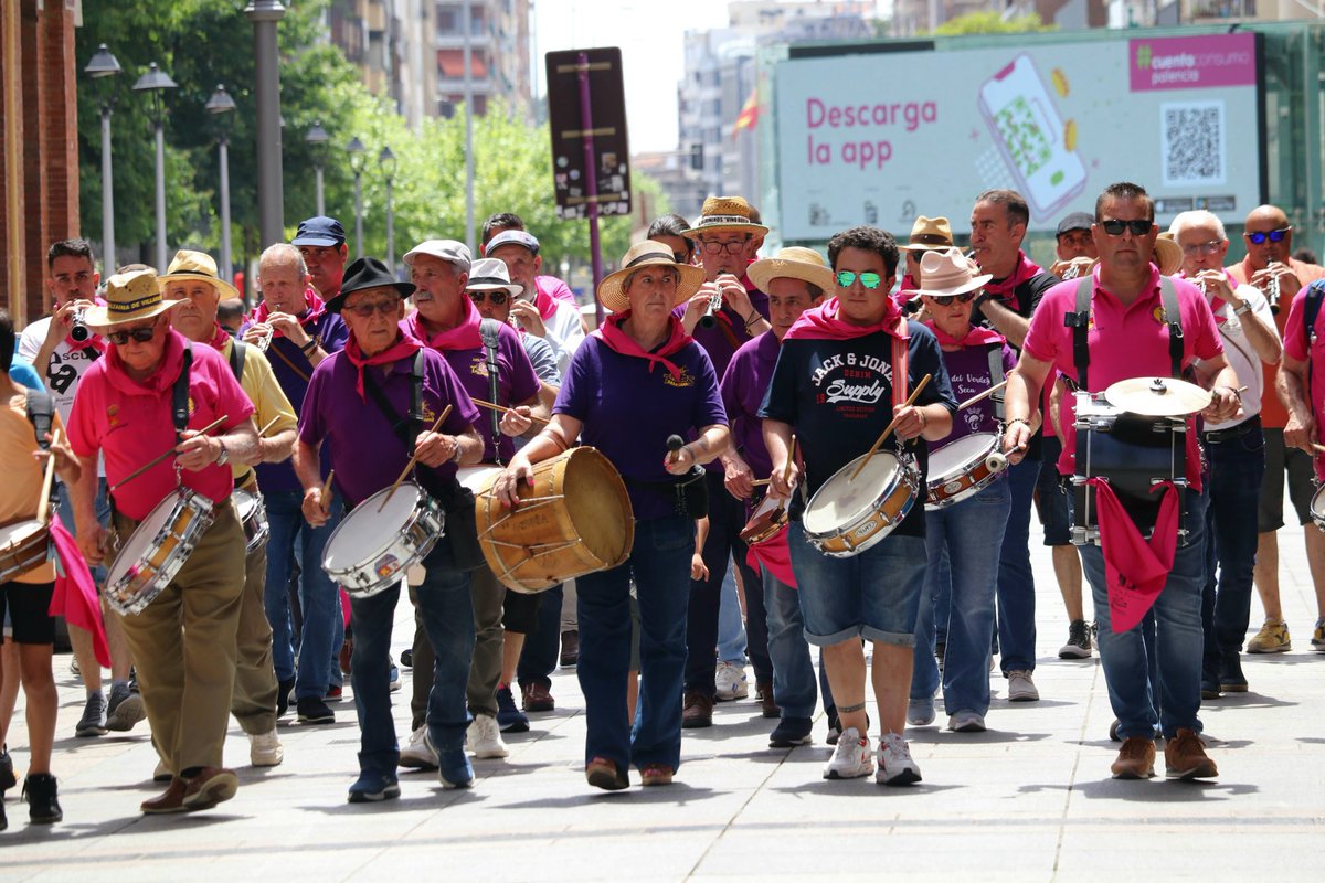 PalenciaAyto's tweet photo. El IV #EncuentrodeDulzaina ha reunido hoy en #Palencia a #dulzaineros, #redoblantes y #percusionistas, que con su #música y #alegría han llenado de color el centro capitalino. Vecinos y visitantes han podido así disfrutar, en este sábado de #FeriaChica,de los sones del #folclore. https://t.co/Tdq2iJ9KLT