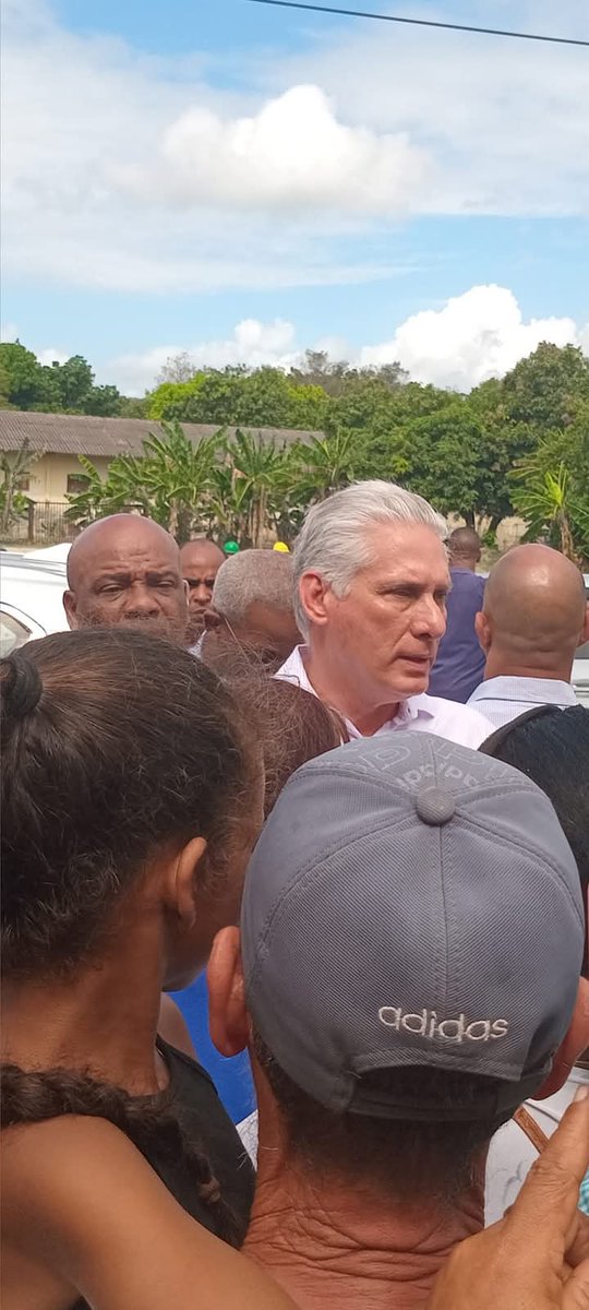#SaguadeTánamo 
#AmppSaguadeTánamo 
#VamosJuntosTanameños 
#HonorHolguinero 
El presidente cubano Miguel Mario Diaz-Canel Bermúdez,en #SaguadeTánamo recorre varias instituciones del municipio y dialoga con la población en la continuidad del Jobo.