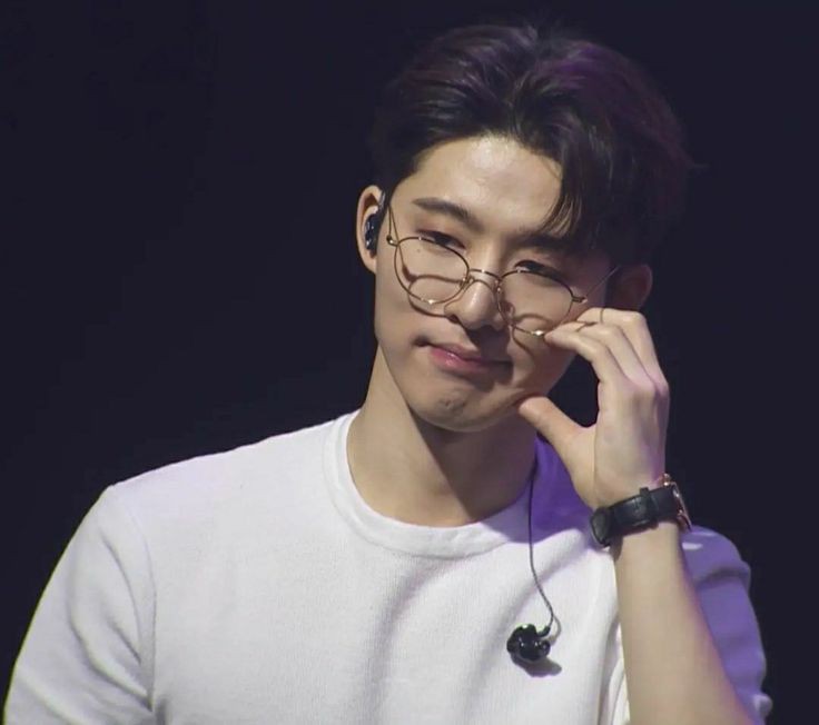 "Terima kasih banyak semuanya terutama PANITIA DAN GUEST STAR YANG SUDAH MENYUKSESKAN ACARA INI. That's all from Gabriel" Dengan mata sedikit berkaca-kaca, Gabriel memberikan senyuman terakhir dan anggukan kecil sebelum berjalan menuruni podium lalu melempar mic kpd <a href="/ForNepenthe/">︎ ︎ ︎</a>.