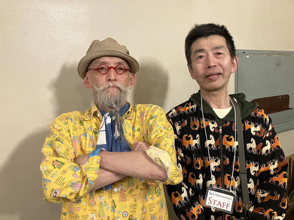 kitanomojakun's tweet photo. 1日目の終了後。
ありまさんとBoscoさんが並んでいたので、「濃いツーショット、頂きます!」とパチリ。
そうしたら、ストーヴの広吉教授に「濃い3人のスリーショット!」と、僕も含めて3人の写真を撮られてしまいました。。。(写真は広吉教授のスマホの中)
#SeaMountain #シーマウンテン https://t.co/VNL58veYRl