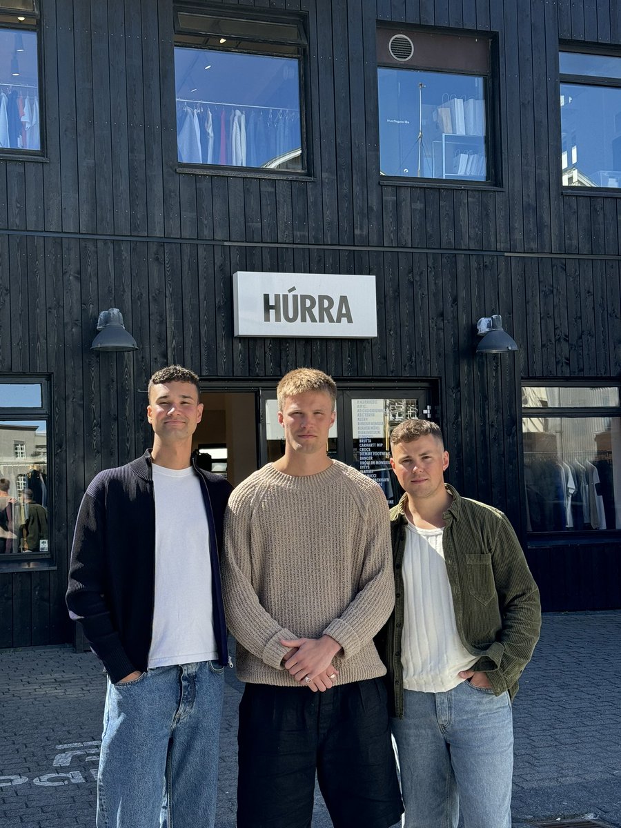 Meistaradeildarþema á vaktinni í Húrra á Hverfisgötu í dag 🏆🏆🏆

20% afsláttur af öllum skóm og hitabylgja. Pallurinn á Nínu opinn 🍻