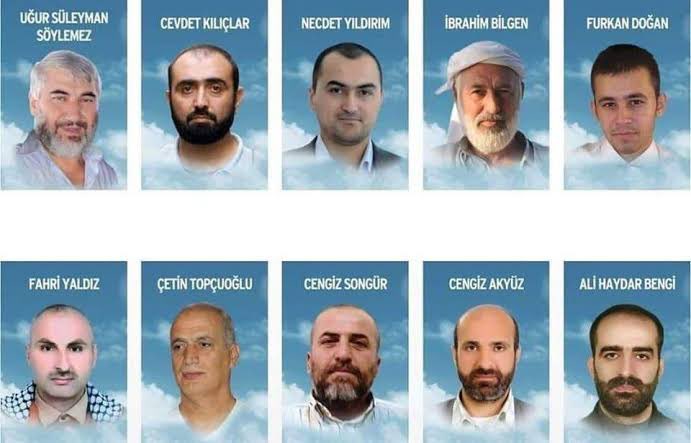 Bugün günlerden 31 Mayıs. 15 sene önce bugün Mavi Marmara gemisinde Gazze yolundaydık. İsrail’in saldırısı ile 10 kardeşimiz şehit oldu. Allah hepsine rahmet eylesin.

Bugün Gazze’nin hali, çocukları ve onbinlerce şehidi karşısında ve bizim ezikliğimiz içerisinde dilimiz Mavi