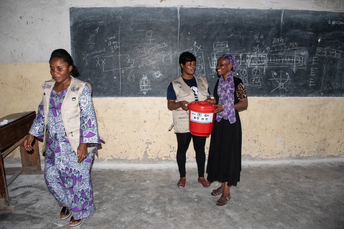 alliancevierdc's tweet photo. 🎒 Notre équipe Alliance pour la Vie a distribué des kits de dignité aux femmes et filles déplacées dans l’Est de la #RDC.
Face à la pression sur les infrastructures de santé, ce soutien en hygiène est vital pour préserver leur dignité. 💪🏾
#Solidarité #DroitsDesFemmes #EstRDC https://t.co/Hzscm9Lko4