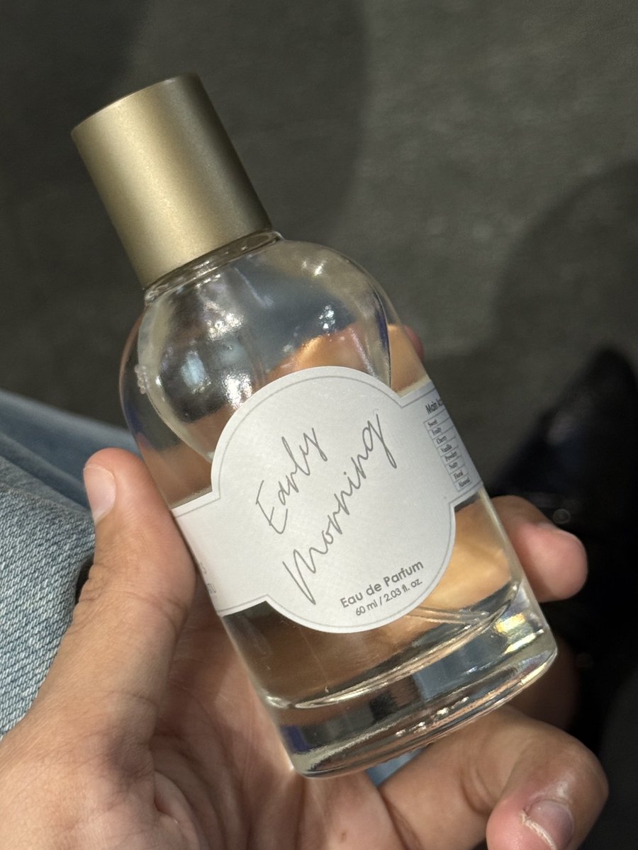 TOLONG KEPADA TERATU ADAIN EARLY MORNING 100ML KALAU BISA EXTRAIT 😭🫵🏻

pas ke kokas ditanyain stranger pakai parfum apa pas lagi pake teratu ini, real wanginya enak banget SEMERBAK &amp; AWET POOL...

definisi parfum yang noticeable 🥹