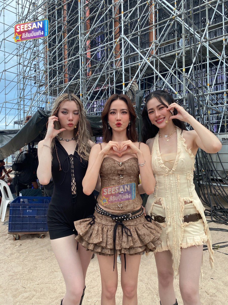 SeesanBunterng's tweet photo. วันแรกก็ปังสุดๆ กับงาน #BEseaMusicFestival2025 💖✨ ยังตามมาจอยความสนุกได้อีกวัน ที่ SEA SAND SUN HUA HIN RESORT ชะอำ นะคะ 🏝️
🎟️กดบัตร ThaiTicketMajor
📍ซื้อบัตรหน้างาน
#Taew #LingOrm #BowMaylada #Smith #kaykai #Amanda
#Blyss #AllyssaAnn #Candy_supapatt #Neeyamakela https://t.co/qO6BuAvuCm