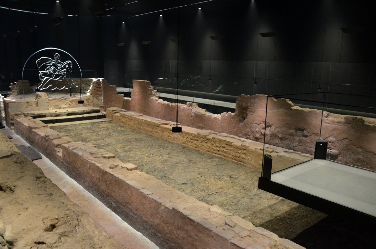 As it's #LondonHistoryDay, here's the London Mithraeum for #RomanSiteSaturday, a temple built and dedicated to the worship of the god Mithras on the east bank of the river Walbrook around AD 240. Discovered in 1954, it was reconstructed beneath the Bloomberg London building, a