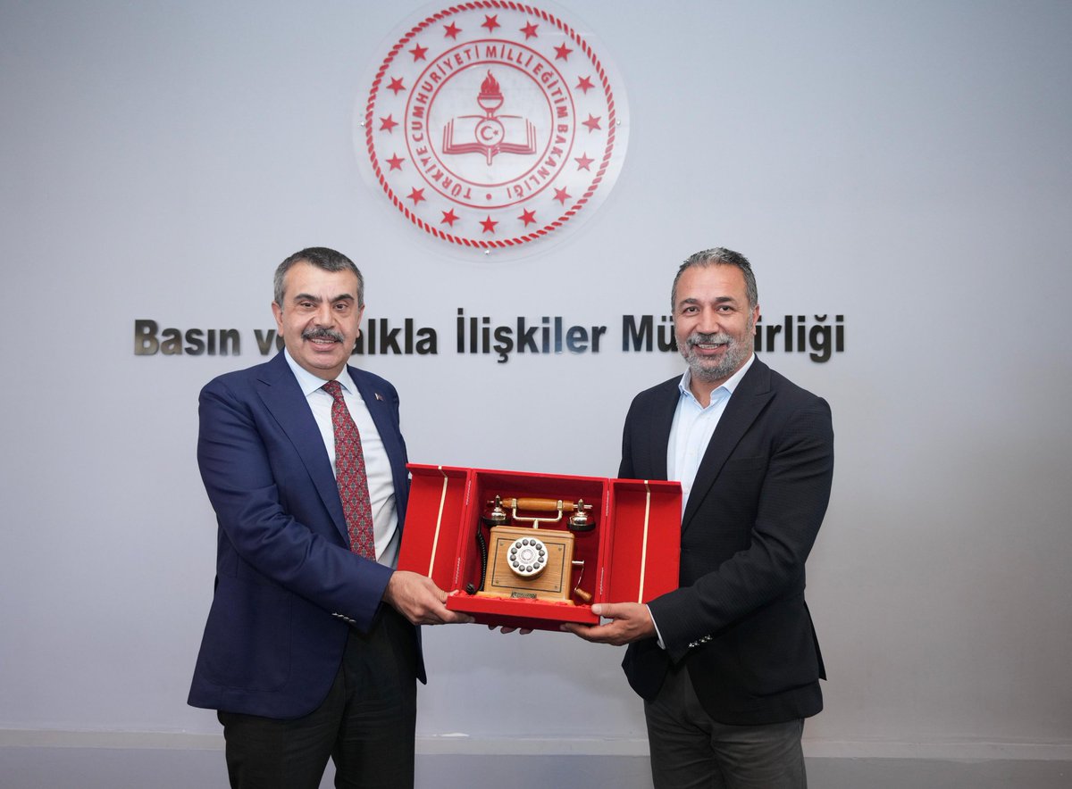 ▪️Milli Eğitim Bakanı Yusuf Tekin, Bakanlık İletişim Merkezini ziyaret ederek Basın ve Halkla İlişkiler Müşaviri Yılmaz Güney'den bilgi aldı.

🔼 Burada bir veliden gelen çağrıyı yanıtlayarak okulların erken kapanması gibi bir durumun mümkün olmadığını, 180 iş günü olan takvimin