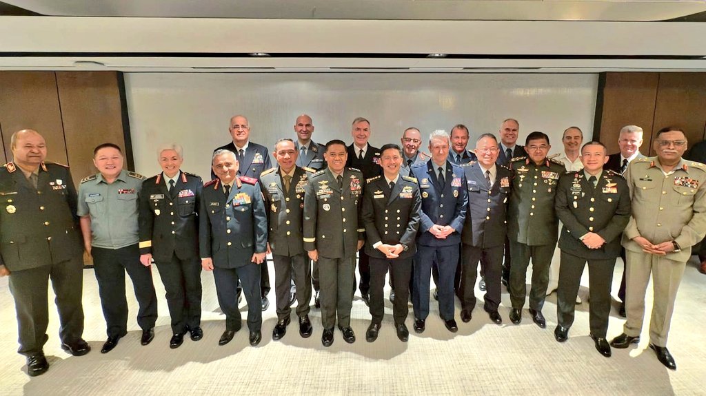 General Anil Chauhan, Chief of Defence Staff #India attends the CDF Round Table at the ongoing IISS, Shangri-La Dialogue.
Chiefs of Defence from around the globe deliberated on pressing security challenges and explored emerging trends &amp;  innovative solutions. Discussions also