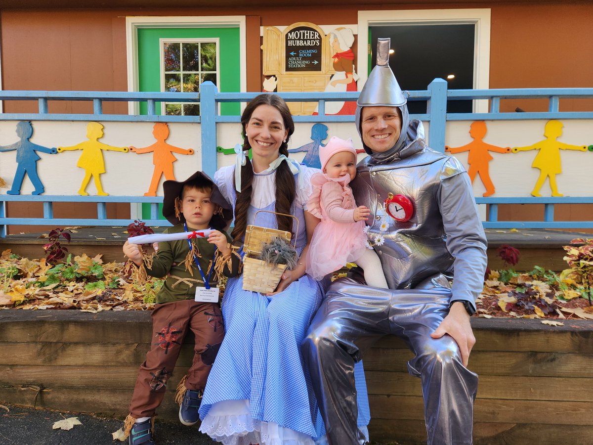 It's #NationalSmileDay! With our gorgeous scenery, great people, and fun attractions, smiling is second nature. 😊 

📸 
1st Photo: j_e_beckley
2nd Photo: victoriaventuring
3rd Photo: Story Land 

#whitemountains #discoveryournew #visitnh
