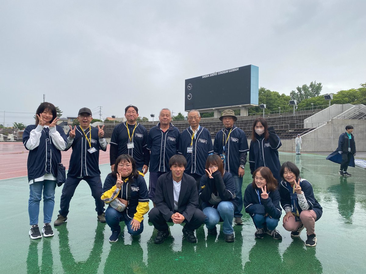OfficialThespa's tweet photo. 【第14節vs #アスルクラロ沼津 】
#設営撤収応援隊
#ボールパーソン(高崎商業高校サッカー部)
#運営サポートスタッフ
の皆さんにご協力いただきました。
今節も荒天の中、長時間のサポート本当にありがとうございました🙇
#thespa #ザスパ群馬 #ChasinGlory