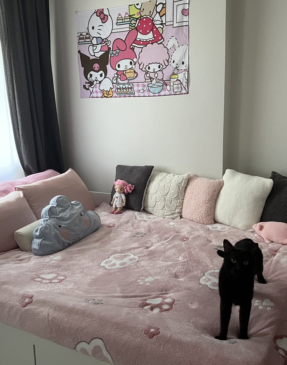 bakın acil yatagım cok guzel oldu gece min 3 saat aglicam bu yatakta 🤭🌸💖✨🥳