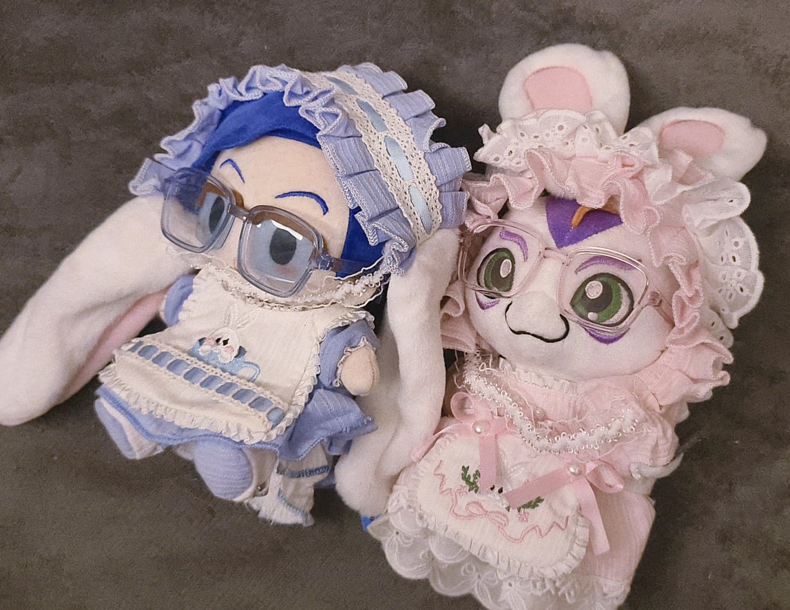 娃娃还没到，请他们帮我试穿娃衣……好适合啊哈哈哈哈