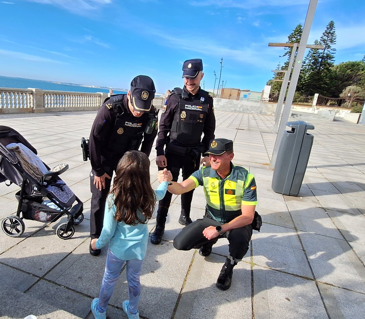 Ministerio del Interior (@interiorgob) on Twitter photo 🖐️Chocar esos 5️⃣ refleja:
💚💙Complicidad
💚💙Respaldo
💚💙Admiración
🥰 Como la que sienten los más pequeños hacia nuestra <a href="/policia/">Policía Nacional</a> y <a href="/guardiacivil/">Guardia Civil</a> por su labor, vocación y servicio público.
#FelizSábado 🖐️Chocar esos 5️⃣ refleja:
💚💙Complicidad
💚💙Respaldo
💚💙Admiración
🥰 Como la que sienten los más pequeños hacia nuestra <a href="/policia/">Policía Nacional</a> y <a href="/guardiacivil/">Guardia Civil</a> por su labor, vocación y servicio público.
#FelizSábado