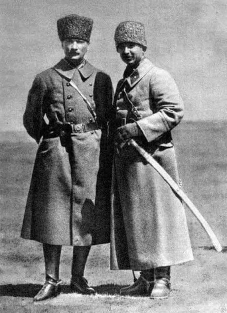 31 Mayıs 1950, Churchill’den İnönü’ye mektup:
“Tarih, general olarak kazandığınız zaferlerden başka, Türkiye Cumhuriyeti’ni 2.Dünya Savaşı’nın vahim tehlikeleri içinden nasıl sıyırıp geçirdiğinizi kaydedecektir.”
-İstiklal Savaşı’nın Başkomutanı Mustafa Kemal Atatürk,
Batı