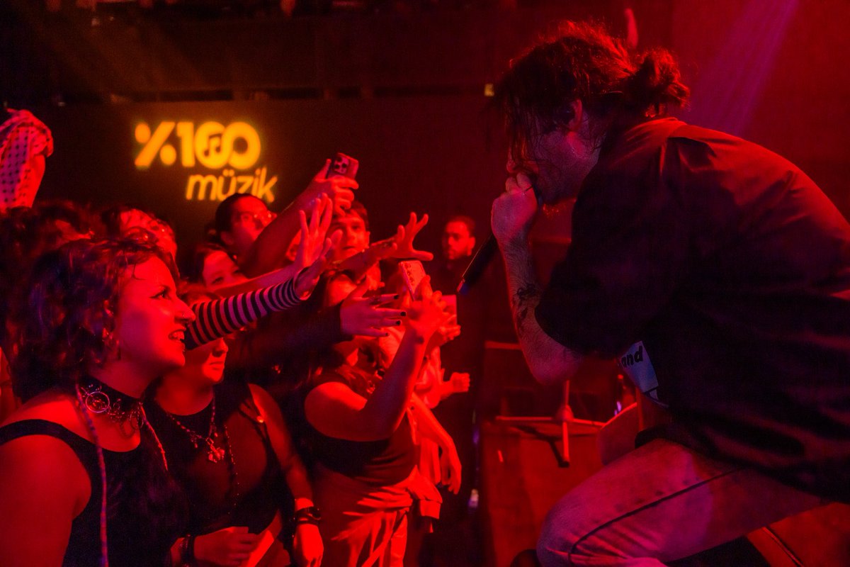 Katartik ve öngörülemez sahne şovlarıyla Machine Girl, iki gün üst üste %100 Müzik katkılarıyla Blind sahnesindeydi ❤️‍🔥