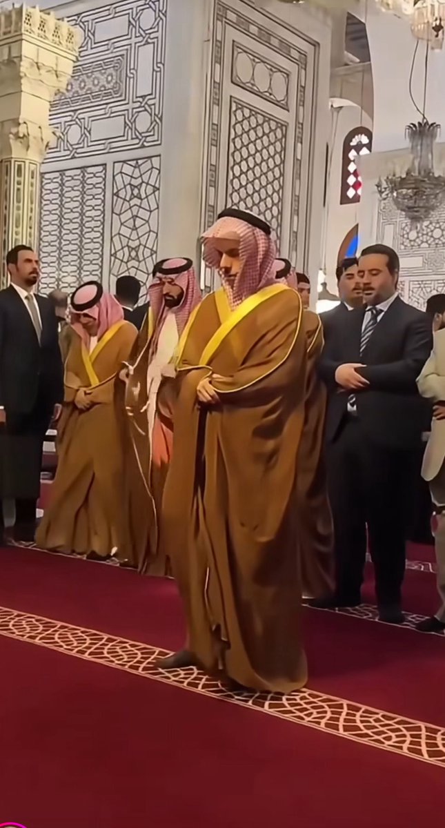#Saudi Foreign Minister praying in the Mosque soon after landing into #Damascus today.