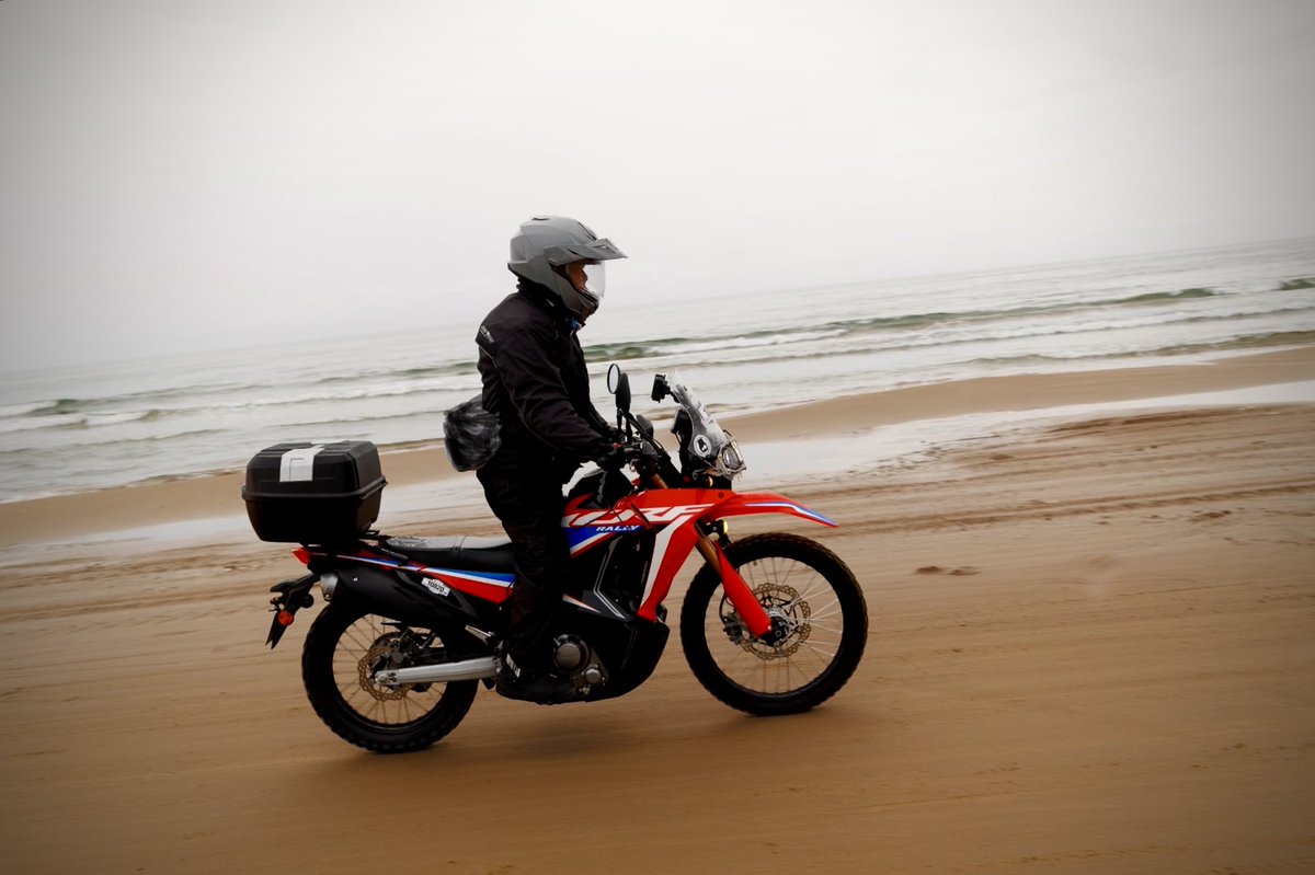 s_taroo's tweet image. Arrivée: 467,0km/31pts 神奈川〜富山までは何とか持ったけど石川県に入ったら土砂降り☔️そんな中でも無事日没より3時間以上前にゴールしました！しかし3年ぶり3回目の #SSTR は今までで一番疲れた…
でも千里浜で風間さんと賀曽利さんに会えたので元気をもらいました！
#crf250rally #sstr #sstr2025