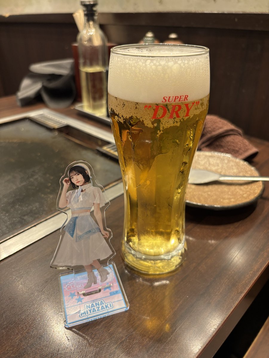 hiroplastics's tweet photo. 夜の部『回せ！新曲発表フリーライブ』も楽しんできました！新衣装も可愛いし、新曲の推しのダンスは最高にキレキレだし、タオル曲もアガりました！最後列にいたとしても見つけてくれる推しは本当に神…！#リンプラ のこれからを願ってもんじゃとビールで乾杯！ 
#なな民s 
#宮﨑菜々 https://t.co/m82osTFgWY