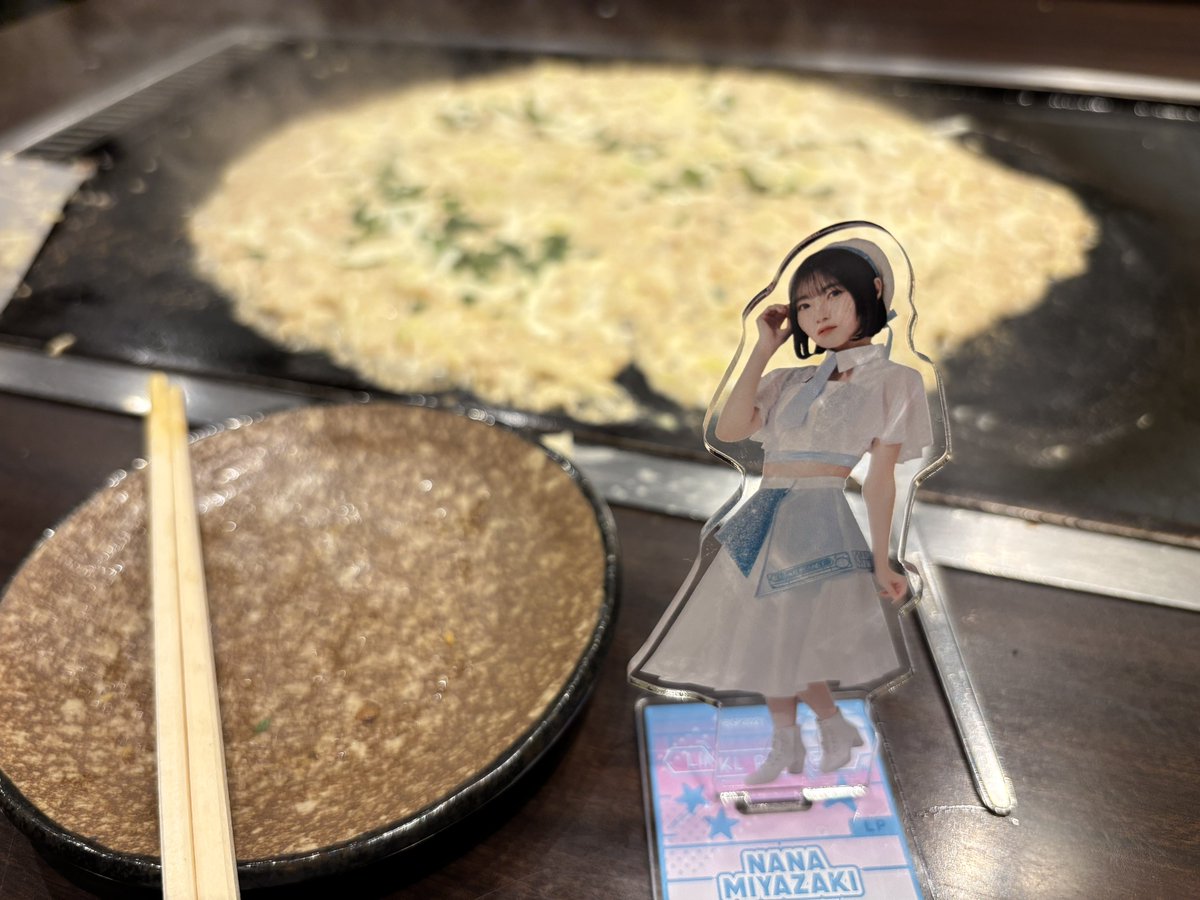 hiroplastics's tweet photo. 夜の部『回せ！新曲発表フリーライブ』も楽しんできました！新衣装も可愛いし、新曲の推しのダンスは最高にキレキレだし、タオル曲もアガりました！最後列にいたとしても見つけてくれる推しは本当に神…！#リンプラ のこれからを願ってもんじゃとビールで乾杯！ 
#なな民s 
#宮﨑菜々 https://t.co/m82osTFgWY