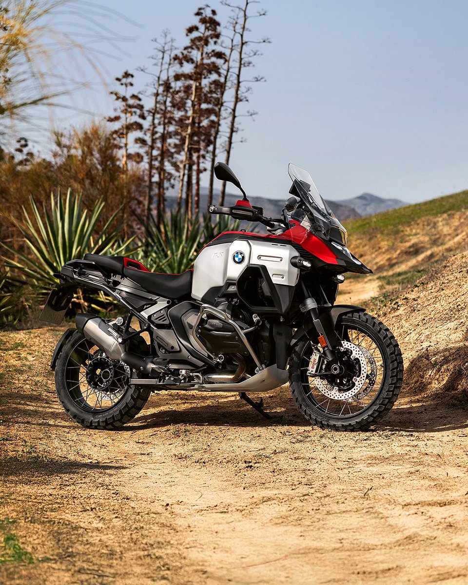 No rider in sight, yet it speaks volumes. This isn’t just presence, it’s the spirit of adventure, parked.

#MakeLifeARide #BMWMotorrad #BMW #BMWR1300GSA #Adventure #Riding