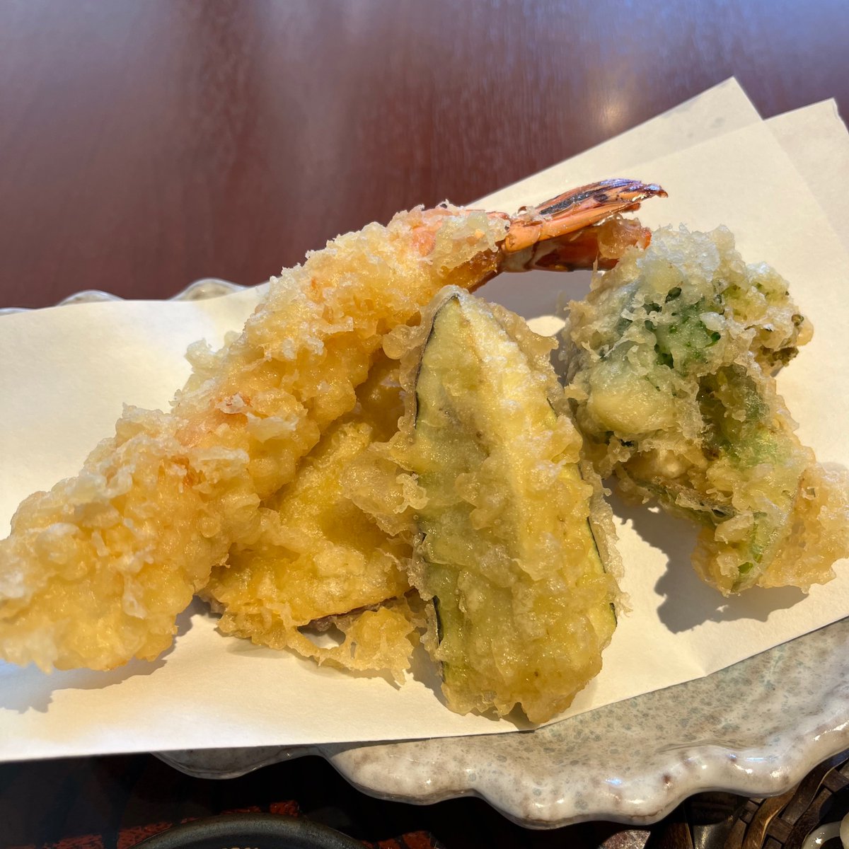 cookingwithdog's tweet photo. I arrived at the restaurant before it opened. 👩‍🍳😊 There were only 3 or 4 people in line at first, but as time passed, more and more people began to queue up. At the entrance, there was a sign that read, “Today’s soba: heirloom variety grown by Mr. Yoshida in Fukui,” which instantly raised my expectations.

When I entered the restaurant, I saw an electric millstone turning. Every day, they grind soba seeds with this millstone, make the noodles, boil them, and then chill them quickly in cold water—my anticipation grew even more.

After a short wait, freshly boiled soba and freshly fried tempura were brought to the table.
The tempura was piping hot—so hot that I nearly exclaimed, “Hot!” The shrimp, in particular, was large, plump, and absolutely delicious!
The broccoli, eggplant, and sweet potato were also coated in a light, crispy batter, and each ingredient had a bold, natural flavor. I was completely satisfied.

A light dip in seaweed salt paired perfectly with the soba—such a nice touch. ☺️ The soba had a smooth texture, a wonderful aroma, and was incredibly tasty.

Some customers were already enjoying sake and beer along with small dishes during lunch, creating a relaxed and pleasant atmosphere. I felt lucky to have discovered such a great place. It’s definitely a restaurant I want to visit again!

Kyoya Honda, Funabashi 蕎や本田 （きょうやほんだ） 船橋市本町4-40-23

お店には開店前に到着。まだ3〜4人しか並んでいなかったのですが、時間が経つにつれてどんどん人が並びはじめました。

入り口の張り紙には「本日の蕎麦：福井の吉田さんが育てた在来種」と書かれていて、もうこの時点で期待が高まります。

店内に入ると、電動の石臼が回っていました。毎日この石臼で蕎麦の実を挽き、蕎麦を打ち、茹でて、冷水でキュッと締める！ますます期待が高まります。

少し待つと、茹でたての蕎麦と揚げたての天ぷらが運ばれてきました。
天ぷらは思わず「熱っ！」となるくらい熱々。特に海老が大きくてプリプリで、とってもおいしかったです！
ブロッコリー、なす、さつまいももサクッと軽い衣で、どれも素材の味がしっかりしてて大満足。藻塩をちょっとつけて食べるのが蕎麦によく合っていい感じ☺️
蕎麦はつるっと喉越しがよく、香りも良くておいしかったです！

お昼から日本酒やビールを飲みつつ、一品料理を楽しんでるお客さんもいて、なんだかいい雰囲気でした。
いいお店見つけて得した気分になりました。
また絶対行きたいお店です！