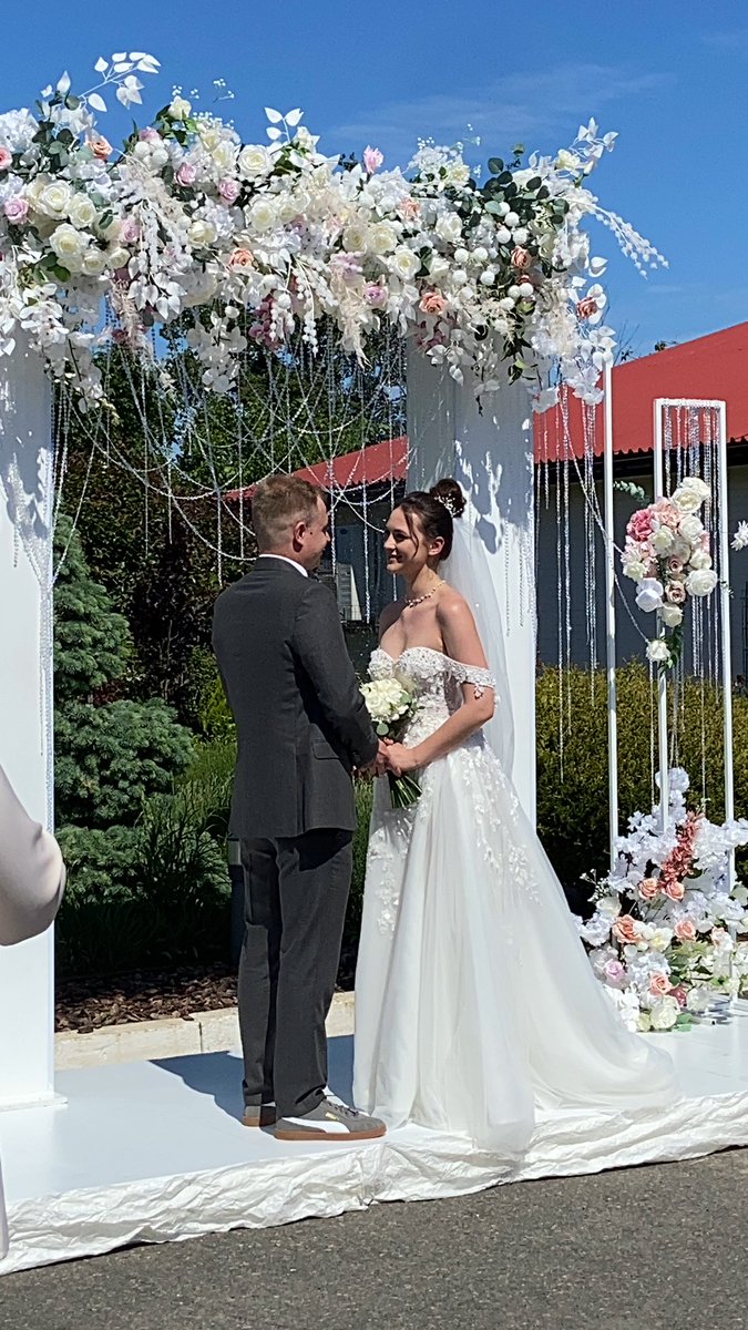 це Антон і Таня
у них сьогодні весілля і вони зробили весільний збір 
привітати їх можете донатом 

send.monobank.ua/jar/3WbkuQ69YY