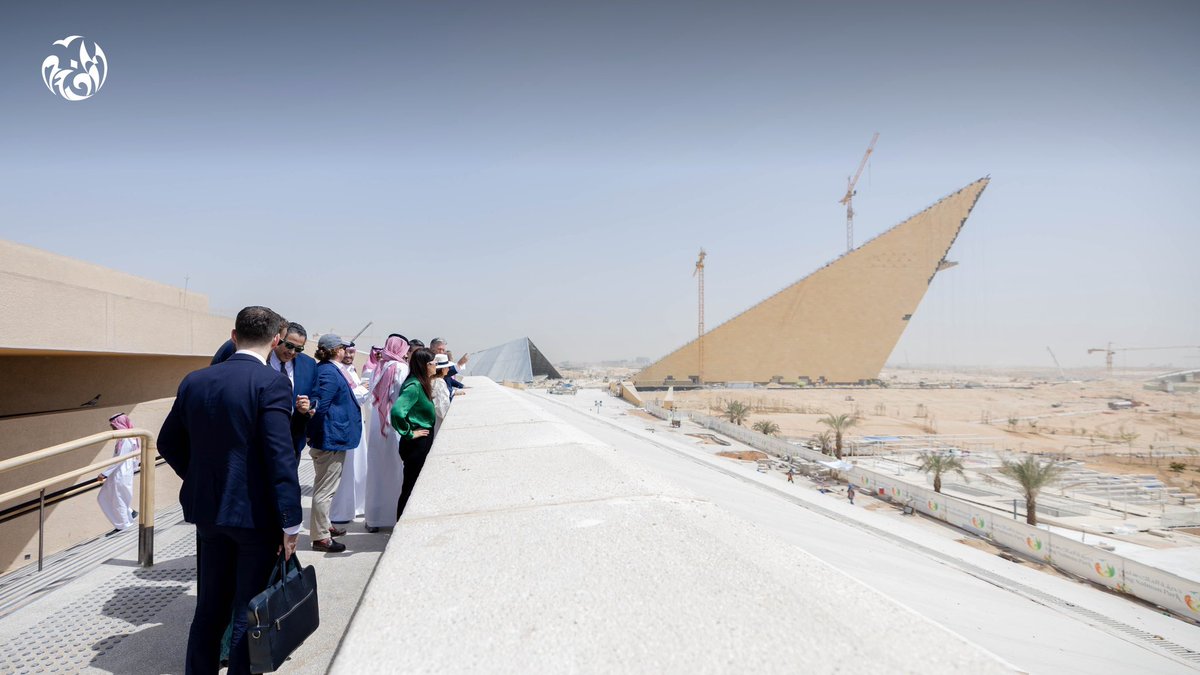 في زيارة تعكس متانة العلاقات السعودية الفرنسية في مجالات التنمية المستدامة والثقافة والابتكار، سعدنا في مؤسسة #حديقة_الملك_سلمان باستضافة سعادة السفير الفرنسي لدى المملكة السيد باتريك ميزوناف، في جولة عبر مرافق مركز الزوار، حيث تعرّف خلالها الوفد على أبرز معالم المشروع الأكثر
