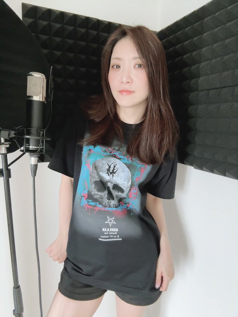 y0uself's tweet photo. Uオフィシャルグッズも受注生産始めます🍤

期間：本日～6/8(日) 23:59
Tシャツサイズ：S～XXL

U着用サイズ：XL
思ってたより大きくない！L寄りのXLなので少しゆったり目に着たい方は大きめでもいいかも。

タオルは予想以上にふかふかで幸せに包まれた。
https://t.co/tmHIZbNHAl https://t.co/f7zP434tQr