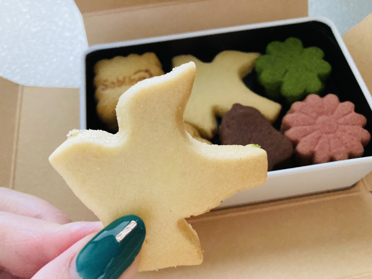 anakazigasu's tweet photo. コーヒーのお供に
#Sableya さんの #サブレ 🕊️🍪
可愛い形は見て楽しい🥰
食べて美味しい🎶

お荷物パッケージもかわいいなぁ⤴️
ああ、そして可愛い缶がまたたまっていくのです。🗃️✨

#お菓子　#スイーツ https://t.co/uCeFB6fM5M
