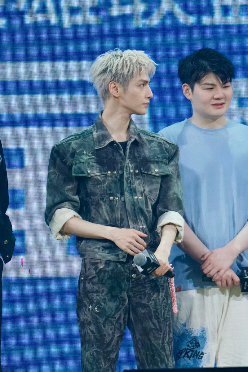 LuoYunxiFanClub's tweet photo. The cameras love focussing in on his face, hence the screaming. On stage, lyx is probably thinking what on the big screen is causing the commotion, only to see his face - so what? 😂
+ some photos of #LuoYunxiUnphotoshopped 
🦁#LuoYunxi #罗云熙 https://t.co/TScpGccU2u