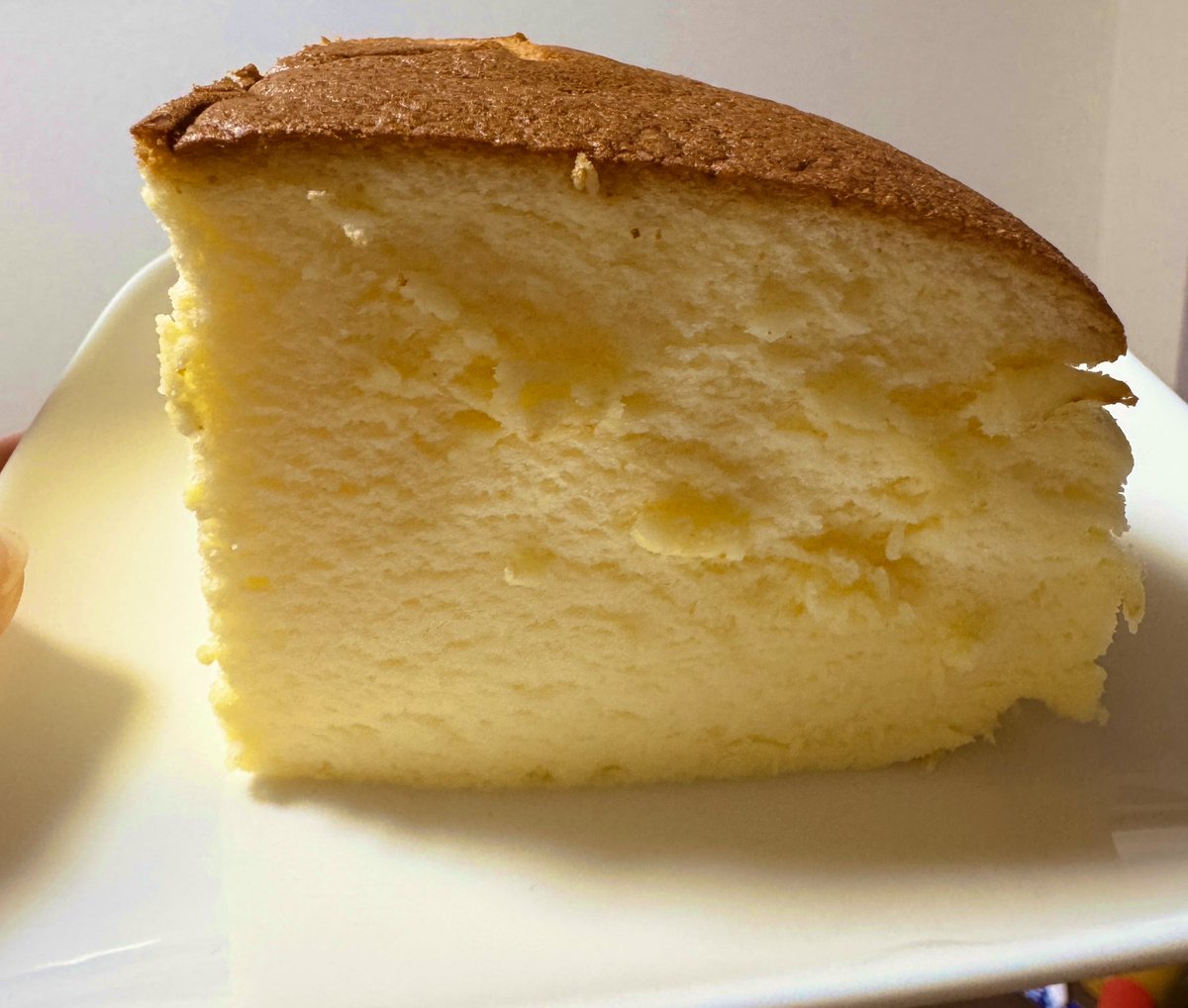 goemon_2018's tweet photo. ハァ…😞
こんな時間にりくろーさん食べてしまった…
チンしたらふわふわ復活してしてシュワシュワして美味しい…

#りくろーおじさんのチーズケーキ
#ダイエットは明日から https://t.co/kQdGtMcIzw