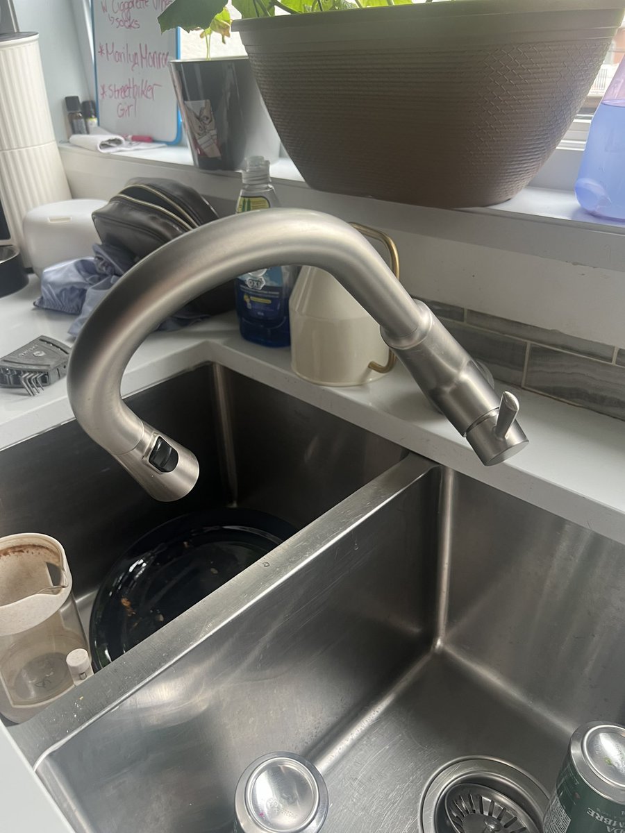 I like my men how my sink is right now #lefthook