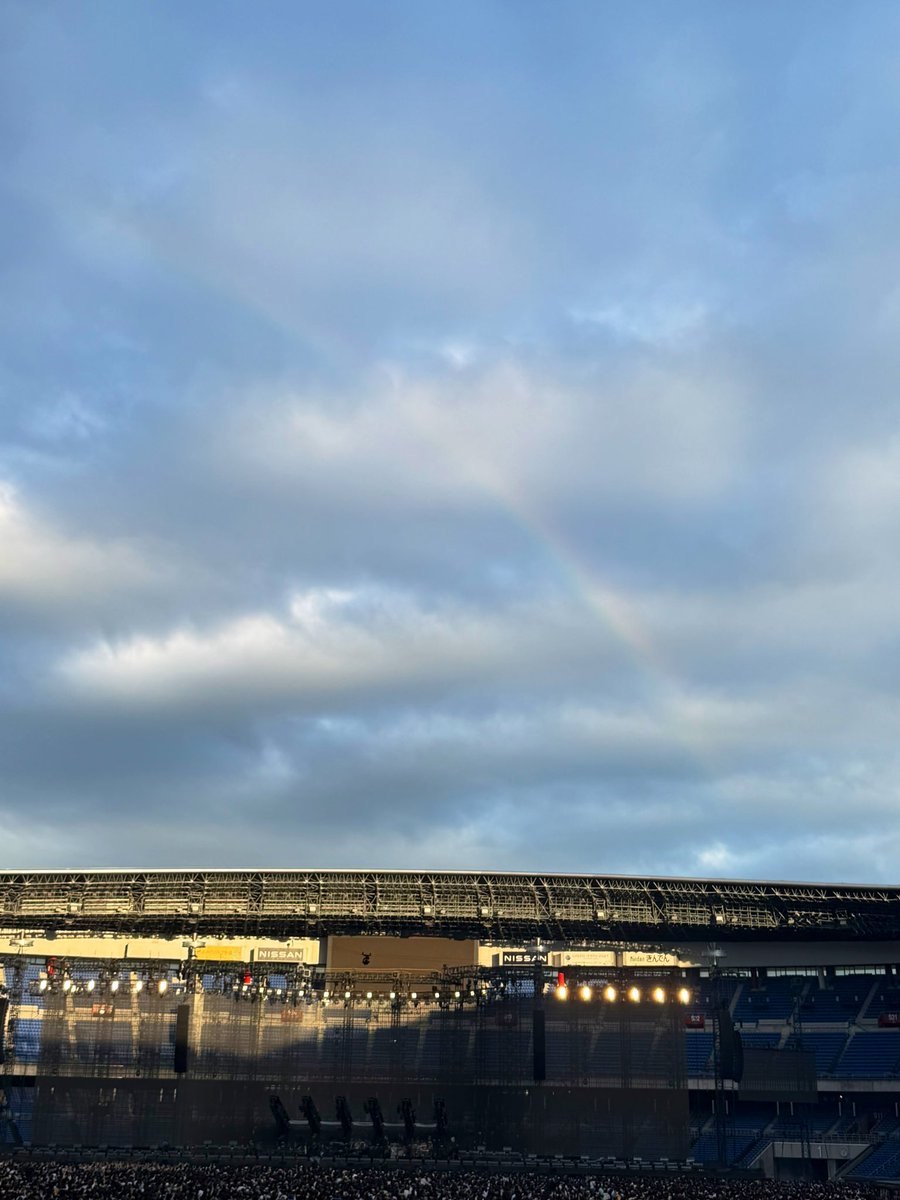 開演直前に雨も上がって虹が出ました。日産スタジアム初日も最高！来て良かったー #髭男スタジアムライブ2025
