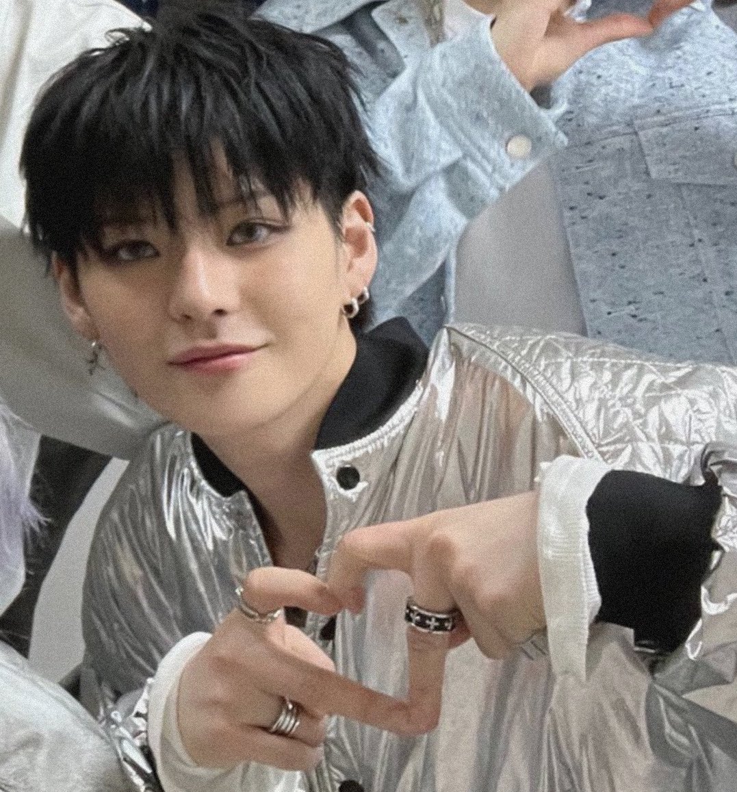 よしのり 髪色解禁 キンコンぶり？の黒 ;  ;♡
ほんとにどんな色しても似合うのはずるいわ~ 🤦🏻‍♀️