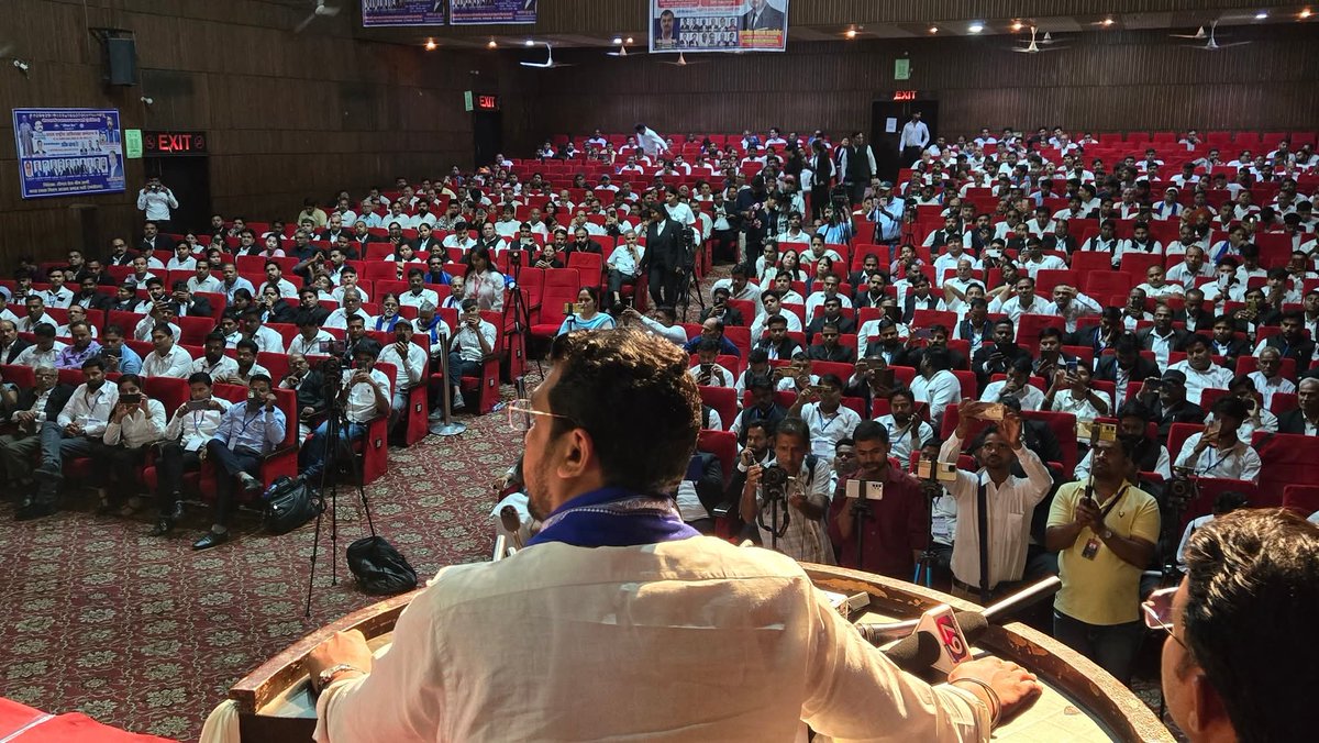 आज भीम आर्मी एवं आज़ाद समाज पार्टी (कां.) की लीगल सेल द्वारा आयोजित
"प्रथम राष्ट्रीय अधिवक्ता सम्मेलन" का आयोजन किया गया।
जिसमें मुख अतिथि रहे माननीय <a href="/BhimArmyChief/">Chandra Shekhar Aazad</a>
<a href="/VinayRatanSingh/">Vinay Ratan Singh</a> जी।

यह सम्मेलन एक नई चेतना, एक नई दिशा की ओर
कदम बढ़ाने का प्रतीक है।
जय भीम।✊⚖️